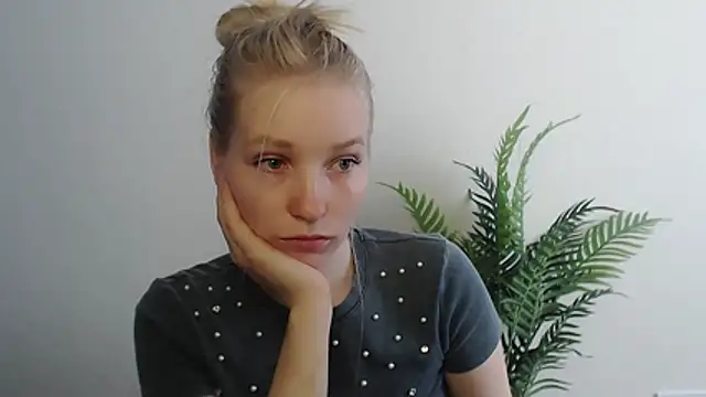 Snapshot of Queen_ofLove chatting on 04-30-26, 07:47 Queen ofLove online show from 04-30-26, 07:47