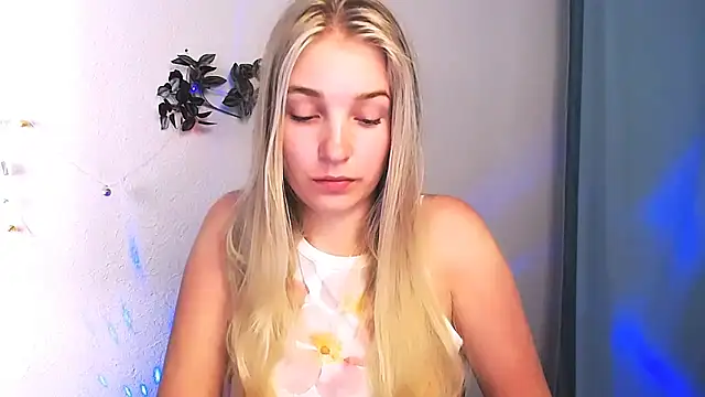 Snapshot of Queen_ofLove chatting on 05-15-26, 11:06 Queen ofLove online show from 05-15-26, 11:06