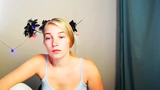 Snapshot of Queen_ofLove chatting on 05-16-26, 10:12 Queen ofLove online show from 05-16-26, 10:12