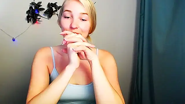 Snapshot of Queen_ofLove chatting on 05-16-26, 10:36 Queen ofLove online show from 05-16-26, 10:36