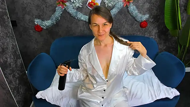 Lillian White online show from 01-14-25, 04:04