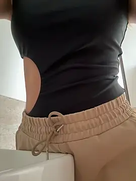 Snapshot of SophieRaily_ chatting on 02-20-25, 06:35 SophieRaily online show from 02-20-25, 06:35