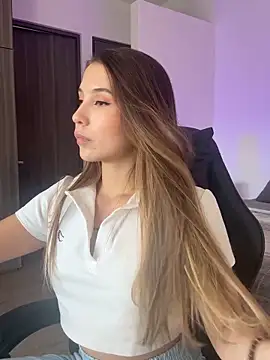 Snapshot of SophieRaily_ chatting on 10-24-25, 06:48 SophieRaily online show from 10-24-25, 06:48