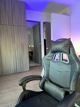 Snapshot of SophieRaily_ chatting on 11-04-25, 10:09 SophieRaily online show from 11-04-25, 10:09