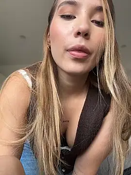 Snapshot of SophieRaily_ chatting on 01-15-26, 08:34 SophieRaily online show from 01-15-26, 08:34