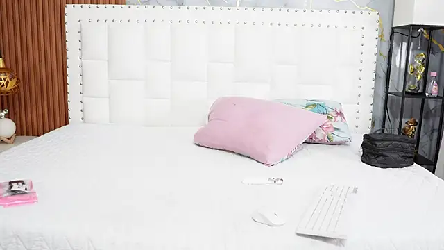 hornybarelylegalgirl online show from 05-19-26, 01:44
