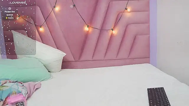 hornybarelylegalgirl online show from 06-19-26, 12:09