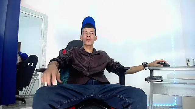 Favel Gomez7 online show from 12-20-24, 07:50