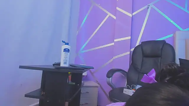 Queenjenn   online show from 02-25-25, 10:18