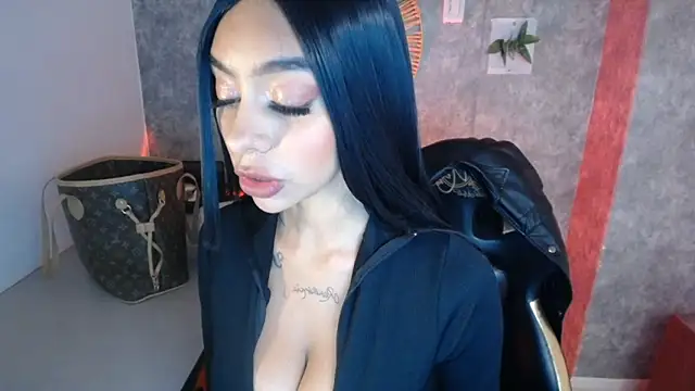 Snapshot of Tiffanny chatting on 12-19-24, 12:23 Tiffanny online show from 12-19-24, 12:23
