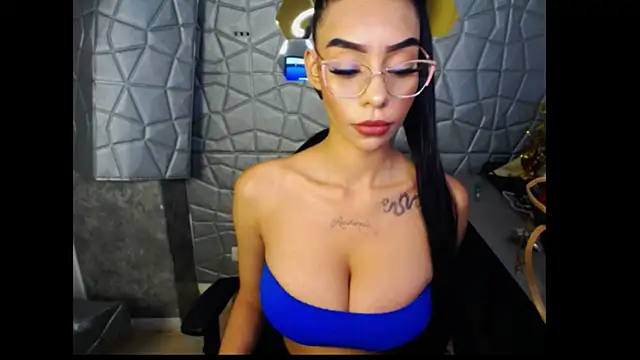 Snapshot of Tiffanny chatting on 03-06-25, 01:03 Tiffanny online show from 03-06-25, 01:03