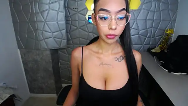 Snapshot of Tiffanny chatting on 03-07-25, 12:23 Tiffanny online show from 03-07-25, 12:23