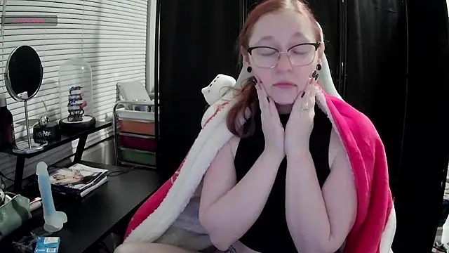 LilyFoxxx online show from 02-17-25, 04:20