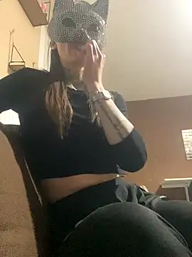 Snapshot of liloucamchaudee chatting on 11-21-25, 08:51 liloucamchaudee online show from 11-21-25, 08:51