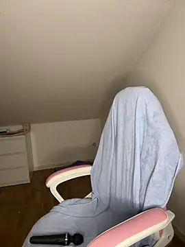 Snapshot of LeMagique- chatting on 02-12-25, 09:43 LeMagique- online show from 02-12-25, 09:43