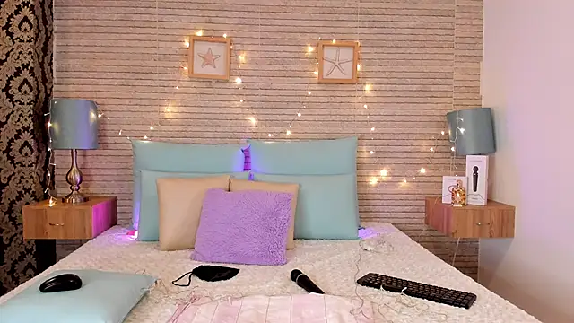 Snapshot of Catalinna_Thompson chatting on 12-17-24, 12:00 Catalinna Thompson online show from 12-17-24, 12:00