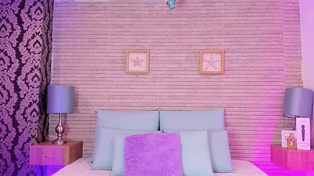 Snapshot of Catalinna_Thompson chatting on 12-24-24, 12:00 Catalinna Thompson online show from 12-24-24, 12:00