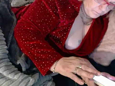 Snapshot of housewife_shantie chatting on 02-14-25, 09:24 housewife shantie online show from 02-14-25, 09:24