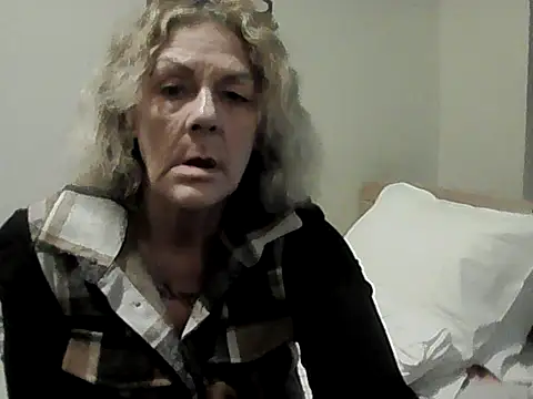 Snapshot of housewife_shantie chatting on 03-16-26, 02:43 housewife shantie online show from 03-16-26, 02:43
