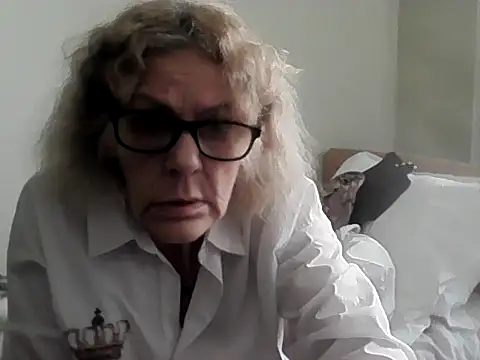 Snapshot of housewife_shantie chatting on 03-18-26, 01:14 housewife shantie online show from 03-18-26, 01:14