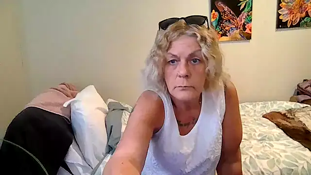 Snapshot of housewife_shantie chatting on 05-10-26, 01:38 housewife shantie online show from 05-10-26, 01:38