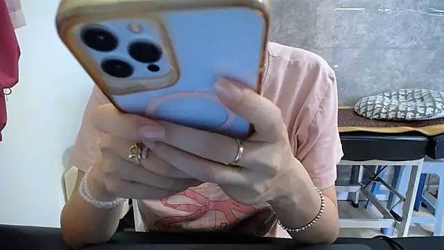 Snapshot of HotQueen chatting on 06-01-26, 02:13 HotQueen online show from 06-01-26, 02:13