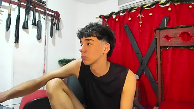 Snapshot of Harry_LatinBoy chatting on 12-19-24, 01:39 Harry LatinBoy online show from 12-19-24, 01:39