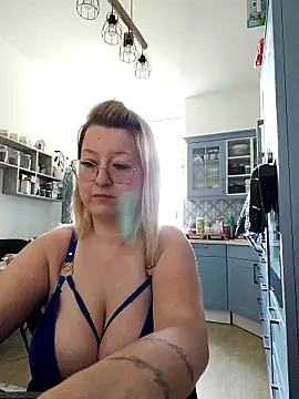 Snapshot of Lillyloo_ chatting on 03-10-25, 11:21 Lillyloo online show from 03-10-25, 11:21