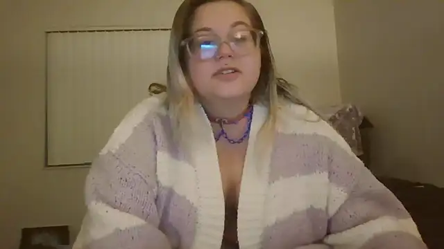 Snapshot of HoneyBear19 chatting on 02-24-25, 07:55 HoneyBear19 online show from 02-24-25, 07:55