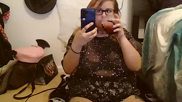 Snapshot of HoneyBear19 chatting on 10-17-25, 06:10 HoneyBear19 online show from 10-17-25, 06:10