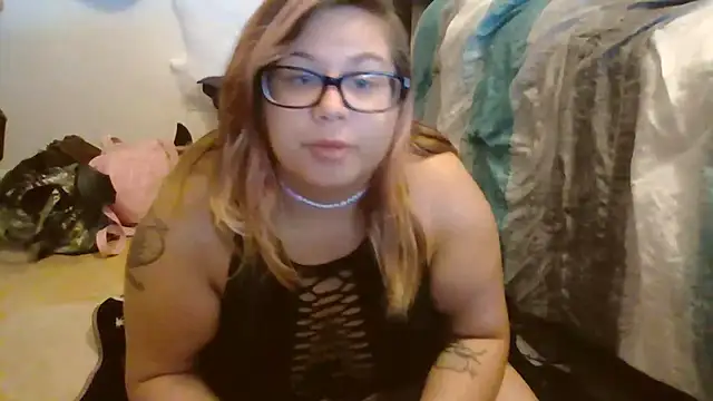 Snapshot of HoneyBear19 chatting on 10-23-25, 05:44 HoneyBear19 online show from 10-23-25, 05:44