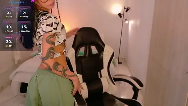 AnabelWolf online show from 12-17-25, 04:57