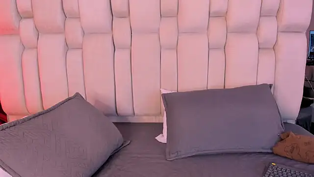 Radiant Naomi online show from 04-18-26, 11:25