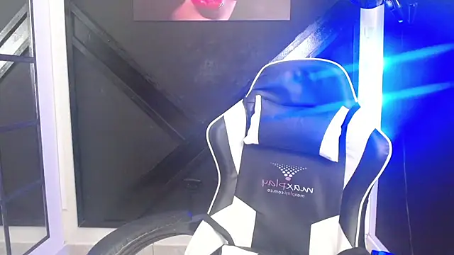 Snapshot of ashleylove_prg chatting on 01-18-25, 07:07 ashleylove prg online show from 01-18-25, 07:07