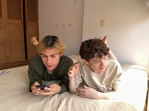 Snapshot of mapleg chatting on 09-21-25, 03:57 mapleg online show from 09-21-25, 03:57