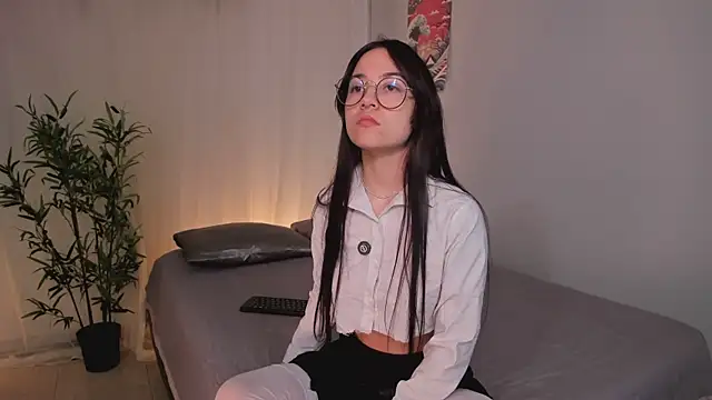 Lia Sweett  online show from 06-11-26, 04:27