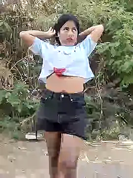 Snapshot of Danna-linyi chatting on 05-02-26, 03:39 Danna-linyi online show from 05-02-26, 03:39