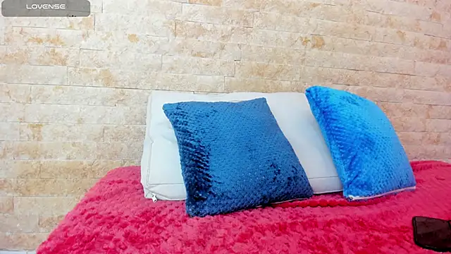 mia roldan  online show from 10-22-25, 12:27