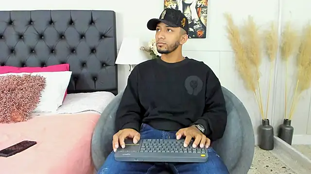 Snapshot of Robin_Rief chatting on 03-11-25, 03:37 Robin Rief online show from 03-11-25, 03:37