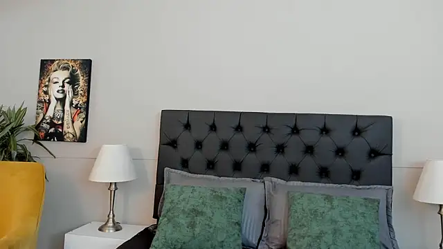 Snapshot of Robin_Rief chatting on 10-18-25, 03:42 Robin Rief online show from 10-18-25, 03:42