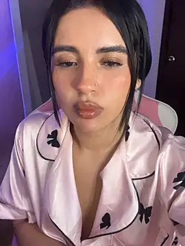 Snapshot of Emily-14 chatting on 05-06-26, 03:57 Emily-14 online show from 05-06-26, 03:57