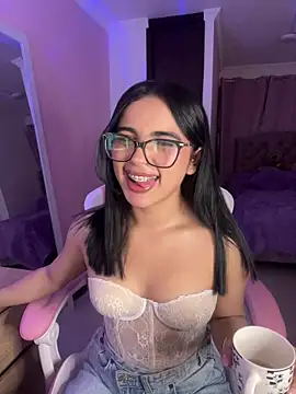 Snapshot of Emily-14 chatting on 05-07-26, 05:35 Emily-14 online show from 05-07-26, 05:35