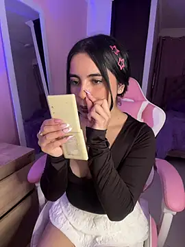 Snapshot of Emily-14 chatting on 05-12-26, 04:20 Emily-14 online show from 05-12-26, 04:20