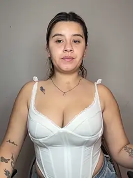 Snapshot of SaraBraun_ chatting on 05-20-26, 05:19 SaraBraun online show from 05-20-26, 05:19