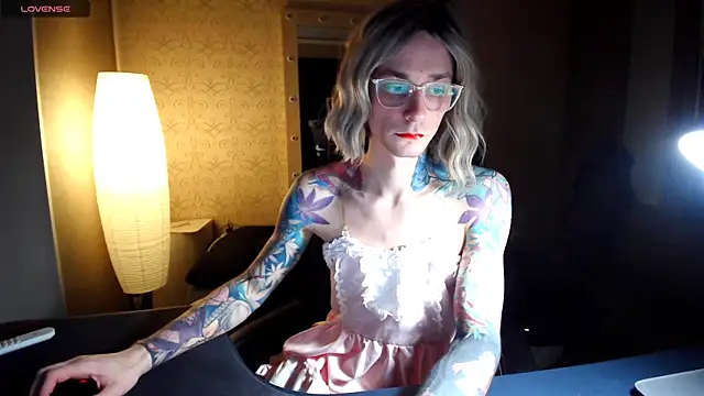 Julia dolls online show from 11-21-25, 06:17