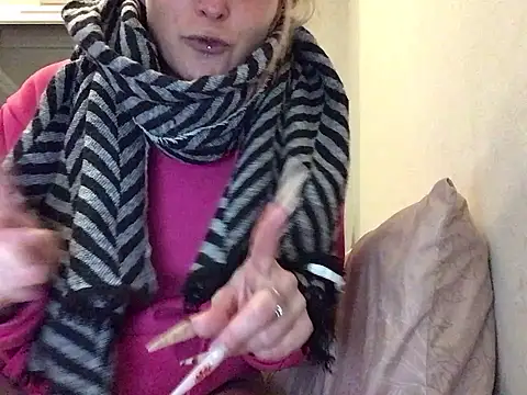 Snapshot of Cally-n chatting on 02-19-25, 04:33 Cally-n online show from 02-19-25, 04:33