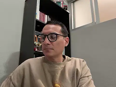 Snapshot of alex_ruiz85 chatting on 06-16-26, 10:12 alex ruiz85 online show from 06-16-26, 10:12