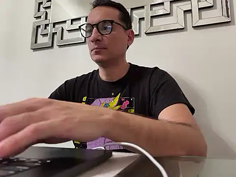 Snapshot of alex_ruiz85 chatting on 06-18-26, 06:45 alex ruiz85 online show from 06-18-26, 06:45