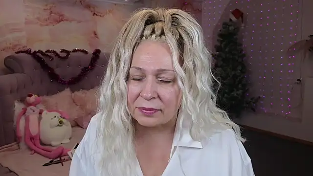 Snapshot of Penelope_Pinky chatting on 12-28-24, 05:14 Penelope Pinky online show from 12-28-24, 05:14