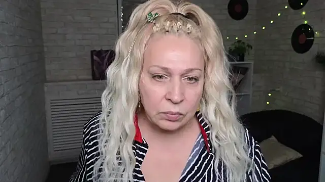Snapshot of Penelope_Pinky chatting on 01-10-25, 02:13 Penelope Pinky online show from 01-10-25, 02:13